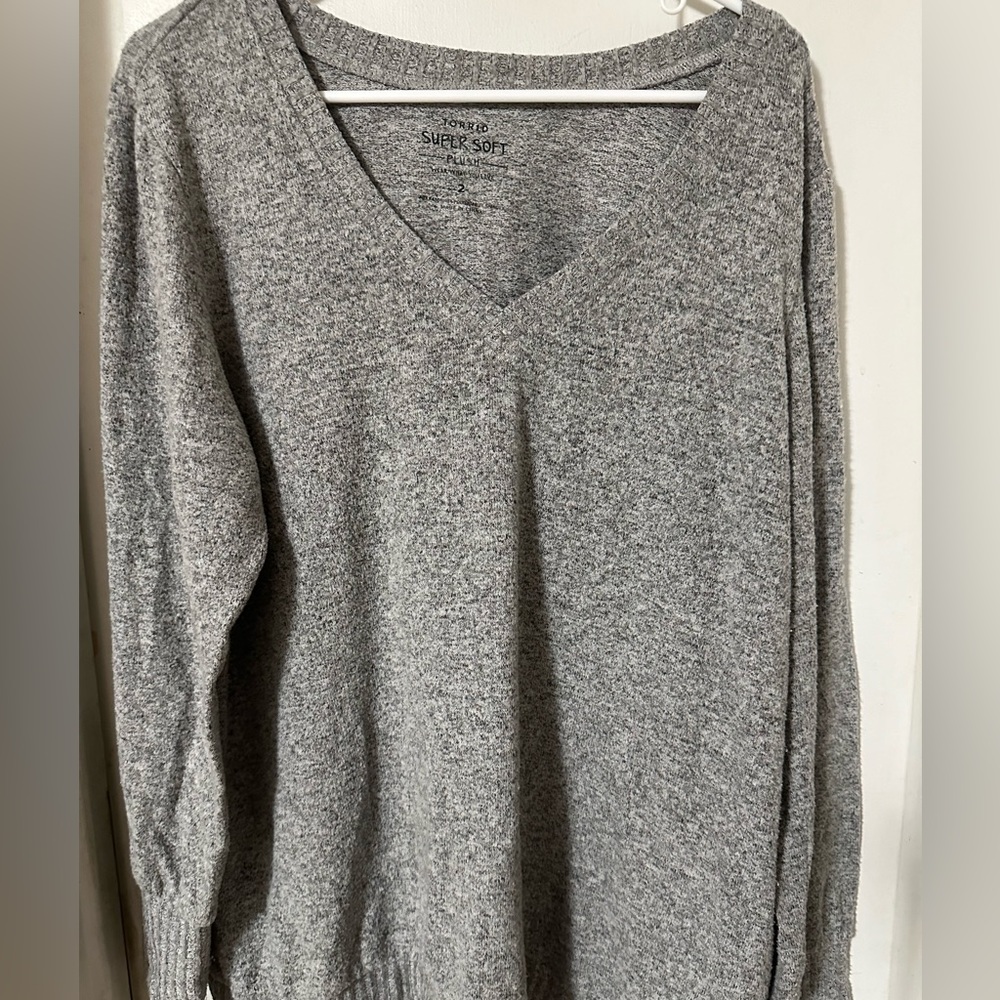 Grey long sleeved tee.